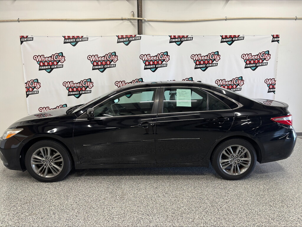 2017 Toyota Camry SE's photo