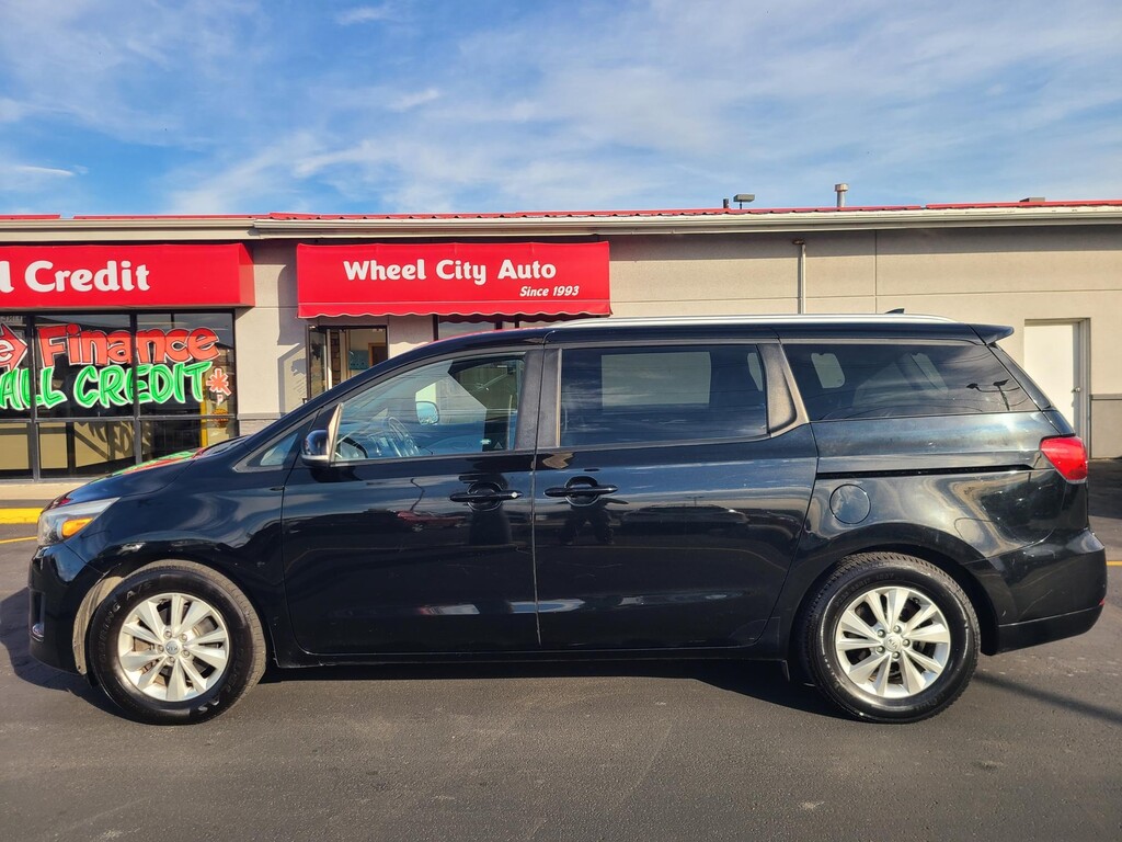 2017 Kia Sedona LX's photo