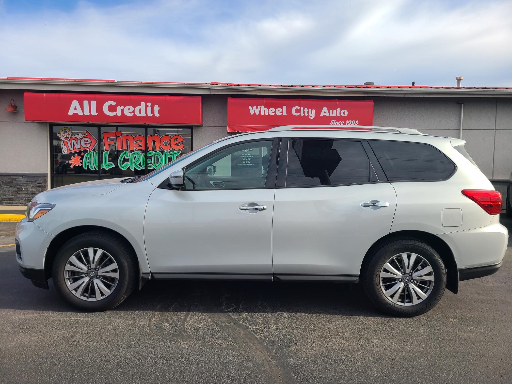 2019 Nissan Pathfinder S 2WD's photo