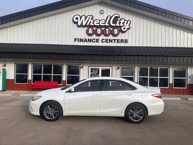 2017 Toyota Camry SE's photo