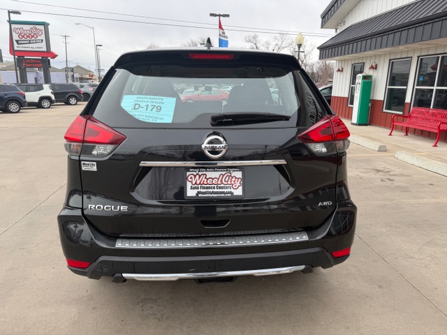 2017 Nissan ROGUE S; SL; SV