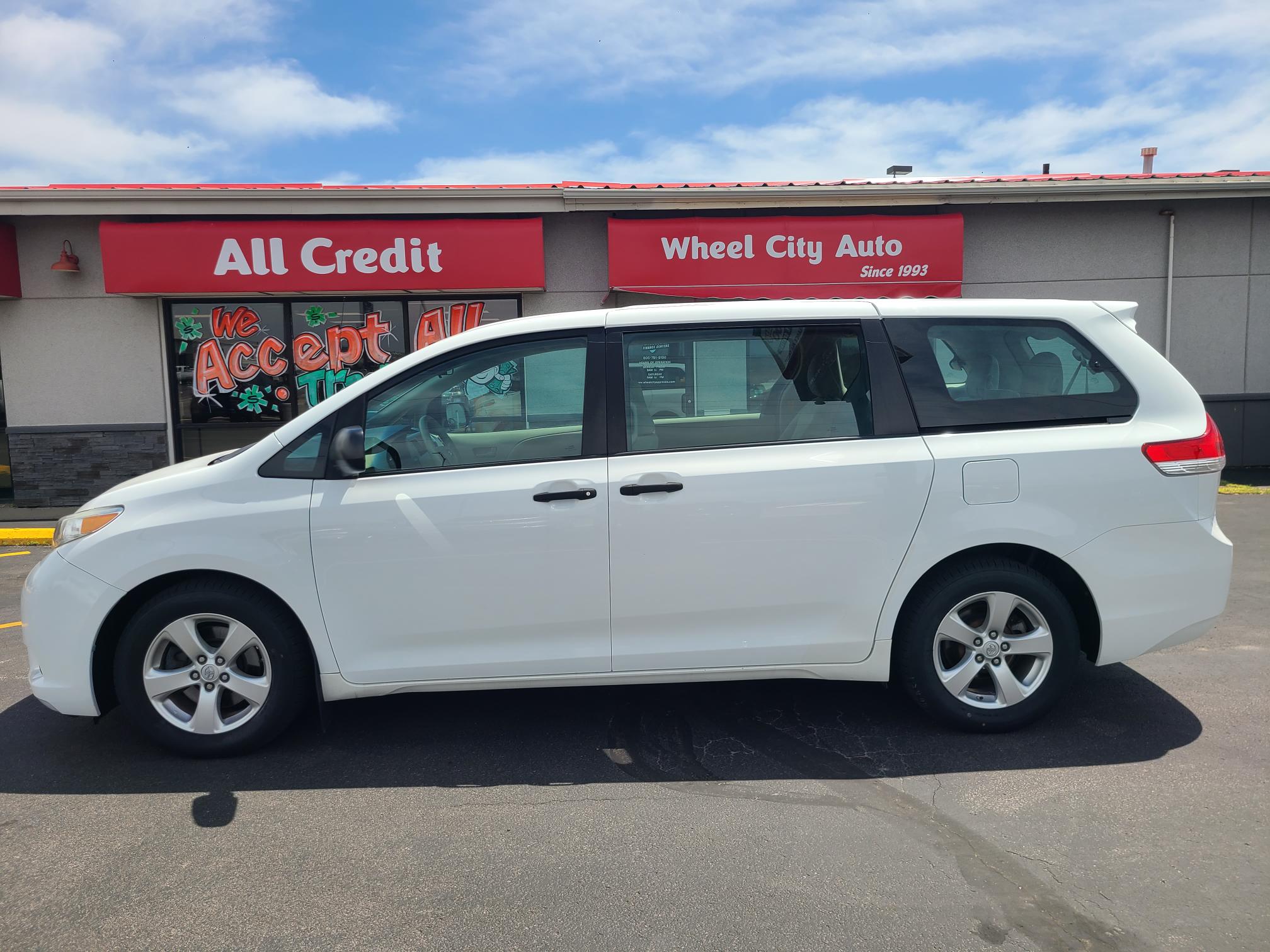 2014 Toyota Sienna L V6 7-Passenger's photo