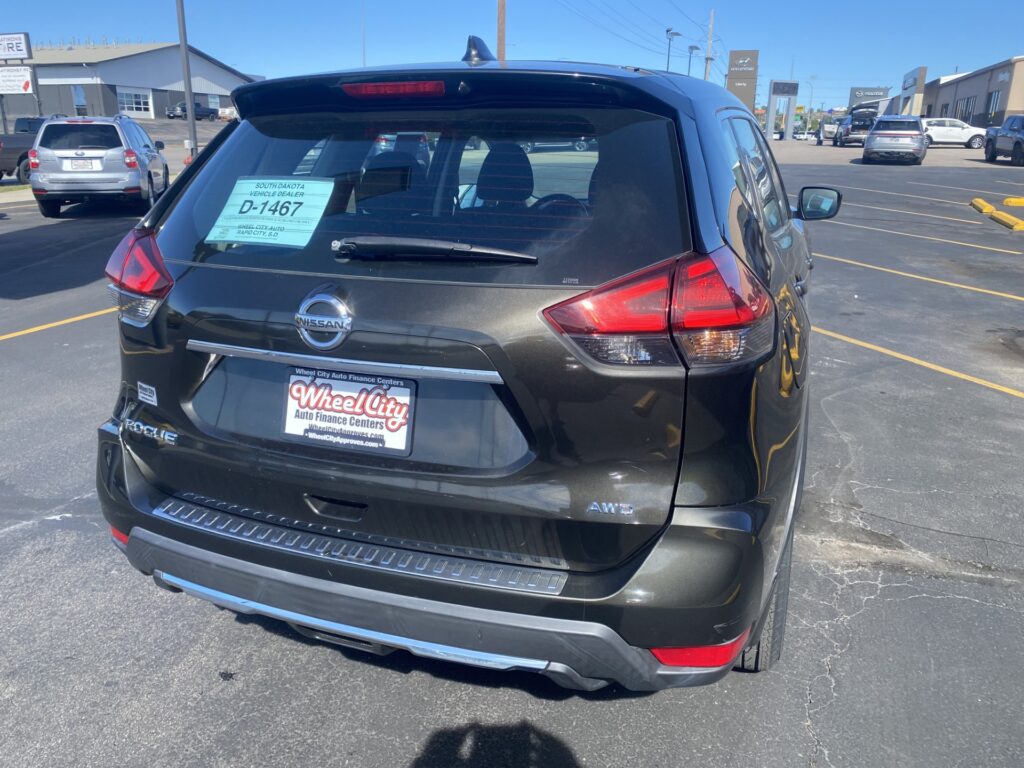 2017 Nissan ROGUE S; SL; SV