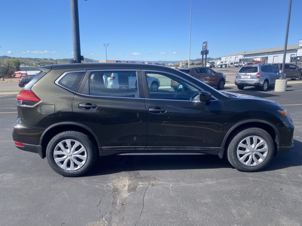 2017 Nissan ROGUE S; SL; SV