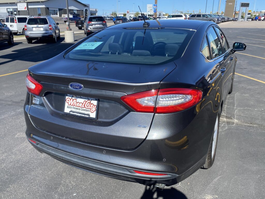 2016 Ford FUSION SE